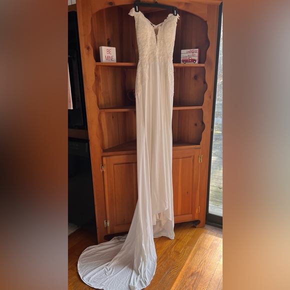 Elegant ivory evening gown with lace detail and subtle sparkle! - Picture 2 of 10